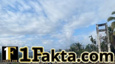 Anggota Koramil 05/Linge Bersama Personel Yon TP 854/DK Bantu Siswa SMP Menyeberang Demi Keselamatan