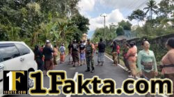 Wujud Sinergi TNI dan Rakyat, Babinsa Wongaya Gede Kawal Prosesi Upacara Ngaben