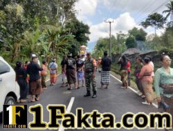 Wujud Sinergi TNI dan Rakyat, Babinsa Wongaya Gede Kawal Prosesi Upacara Ngaben