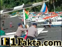 Aksi Humanis, Kaur Bin Ops Polairud Pimpin Bantu Nelayan Tarik Jukung ke Pesisir Pantai