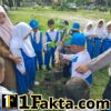 Polsek Pangkalan Kuras Tanam Bibit Manggis Bersama Siswa TK dalam Program Green Policing