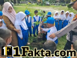 Polsek Pangkalan Kuras Tanam Bibit Manggis Bersama Siswa TK dalam Program Green Policing