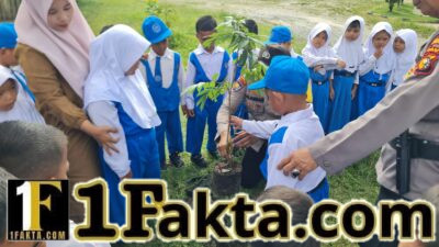 Polsek Pangkalan Kuras Tanam Bibit Manggis Bersama Siswa TK dalam Program Green Policing