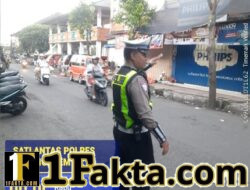 Utamakan Keselamatan Pejalan Kaki, Anggota Polres Karangasem  Tugas Bantu Sebrangkan Warga Pejalan Kaki di Depan Pasar Kesatriaan Amlapura