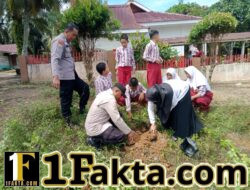 Polisi dan Siswa Tanam Durian-Manggis, Edukasi Lingkungan Sejak Dini