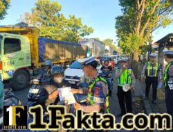 Wujudkan Budaya Tertib Berlalu Lintas, Polres Jembrana Edukasi Masyarakat Melalui Pembagian Brosur