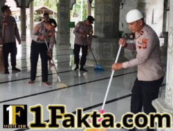 Kapolsek Idi Tunong Pimpin Aksi Bersih Masjid, Wujud Kepedulian Sosial Polri
