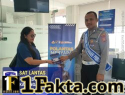 Dengan Keramahan dan Santun, Personil Unit Regident Satuan Lalu Lintas Polres Karangasem Serahkan SIM kepada Pemohon SIM 