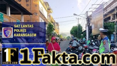 Anggota Kamsel Satuan Lalu Lintas Polres Karangasem Sosialisasikan Penerangan keliling di Pasar Timur Amlapura