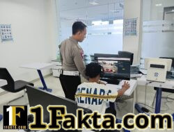 Pastikan Mengenal Rambu-Rambu, Personil Sat Lantas Berikan Teori Avis Komputerisasi kepada Pemohon SIM Baru