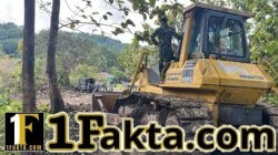 Bawah Langit Mendung, TNI dan Warga Tetap Kompak Bangun Jalan TMMD Ke-128 di Ende