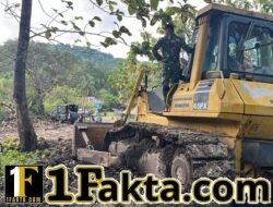 Bawah Langit Mendung, TNI dan Warga Tetap Kompak Bangun Jalan TMMD Ke-128 di Ende