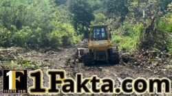 Kebersamaan TNI dan Warga Warnai Pengerjaan Jalan TMMD Ke-128 di Ende