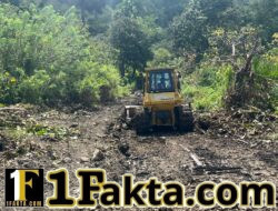 Kebersamaan TNI dan Warga Warnai Pengerjaan Jalan TMMD Ke-128 di Ende