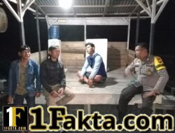 Patroli Malam, Polsek Kerumutan Cek Pos Kamling di Desa Banjar Panjang