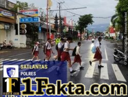 Polisi Sahabat Anak, Anggota Lantas Polres Karangasem Bantu Sebrangkan Siswa Siswi SD Negeri 4 Subagan