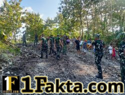 Momen Hangat TMMD: TNI dan Warga Aelipo Duduk Santai Penuh Canda Usai Kerja Bakt