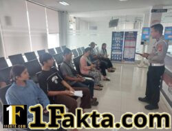 Kanit Regident Polres Karangasem Sosialisasi Leafleat Tentang Penggolongan SIM C, kepada Pemohon SIM