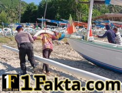 Aksi Solidaritas Sat Polairud Polres Karangasem, Bantu Warga Nelayan Tarik Jukung ke Daratan