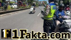 Pastikan Keselamatan Kalangan Pelajar, Anggota Lantas Polres Karangasem Sebrangkan Siswa Siswi SMP N 2 Amlapura