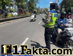 Pastikan Keselamatan Kalangan Pelajar, Anggota Lantas Polres Karangasem Sebrangkan Siswa Siswi SMP N 2 Amlapura