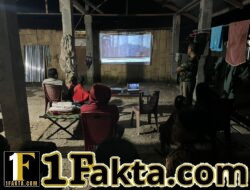 Hangat di Malam Hari, Satgas TMMD ke-128 Nobar Bersama Warga Aelipo