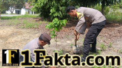 Polsek Bunut Rawat Bibit Pohon, Dukung Program Green Policing di Pelalawan