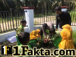 Dukung Penghijauan, Polisi di Kerumutan Ajak Anak TK Tanam Pohon