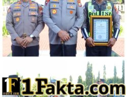 Kapolda Sulsel Beri Penghargaan kepada Personel yang Gagalkan Ancaman Sajam di Maros