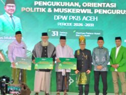 Gus Muhaimin Iskandar Serahkan 10 Tiket Umrah untuk Ulama Besar Aceh