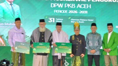 Gus Muhaimin Iskandar Serahkan 10 Tiket Umrah untuk Ulama Besar Aceh