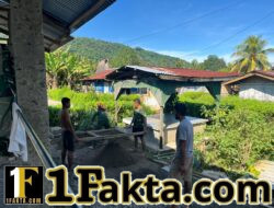 Di Bawah Terik Matahari, Satgas TMMD Ke-128 dan Warga Tetap Semangat Ayak Pasir untuk MCK