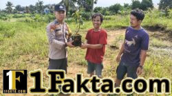 Aksi Hijau Polsek Kerumutan, Tanam Pohon di Halaman Desa Pematang Tinggi