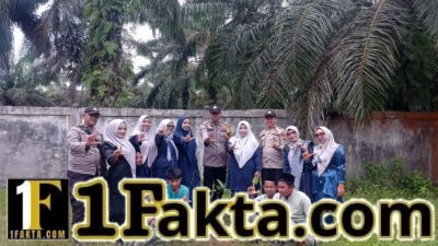 Polsek Pangkalan Kuras Tanam Bibit Manggis dan Sosialisasikan Green Policing di Sekolah