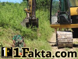Aksi Nyata TMMD ke-128, Prajurit TNI Bangun Jalan Bersama Warga Umbu Wangu