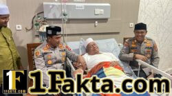 Kapolres Lhokseumawe Jenguk Pimpinan Dayah Abu Hasballah di RS MMC