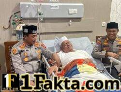 Kapolres Lhokseumawe Jenguk Pimpinan Dayah Abu Hasballah di RS MMC