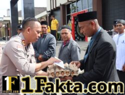 Polres Aceh Tengah Tebar Kepedulian di Jumat Berkah, Beri Tali asih bagi Warga masyarakat yg berprofesi sebagai Petugas Penggali kubur dan memandikan jenazah