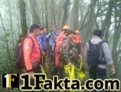 Babinsa Jegu Bersama Tim Gabungan Evakuasi Pendaki Gunung yang Ditemukan Meninggal Dunia