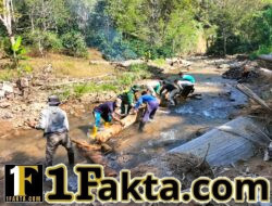 Wujud Kepedulian TNI, Babinsa di Celala Bantu Warga Siapkan Jembatan Pelintasan Kebun