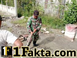 Wujud Kemanunggalan TNI dan Rakyat, Babinsa Gotong Royong Bangun Rumah Warga