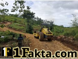 Kejar Target TMMD, Anggota Satgas Intensifkan Penimbunan Jalan Desa Umbu Wangu