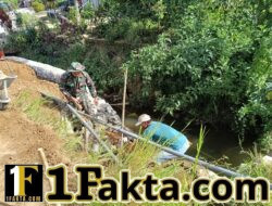 Karya Bakti TNI, Serda Tuahdi dan Warga Gotong Royong Perbaiki Turap Air yang Terkikis Banjir