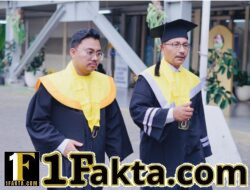 Wisuda di JCC, Haji Uma Raih Gelar Magister Ilmu Politik, Putranya Lulus Sarjana Ilmu Komunikasi