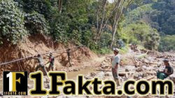 Babinsa Posramil Rusip Antara Bersama Warga Gotong Royong Pasang Pipa Air Bersih di Paya Tampu