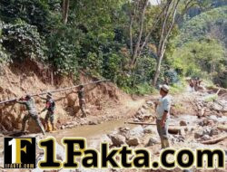 Babinsa Posramil Rusip Antara Bersama Warga Gotong Royong Pasang Pipa Air Bersih di Paya Tampu
