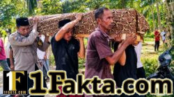 Tak Hanya Mengayomi, Bhabinkamtibmas Polsek Peureulak Barat Turut Mengantar Warga ke Peristirahatan Terakhir