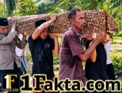 Tak Hanya Mengayomi, Bhabinkamtibmas Polsek Peureulak Barat Turut Mengantar Warga ke Peristirahatan Terakhir