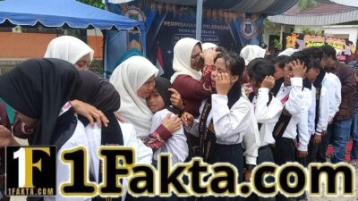 Dengan rasa yang mendalam murid murid/ siswa dan siswi,terharu tangis Menuju Menggapai Mimpi: Perpisahan Emosional Kelas VI SDN Lae Langge Bikin Tamu Meneteskan Air Mata