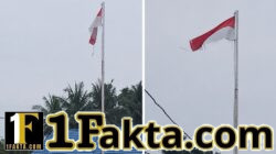 Bendera Merah Putih Sobek Tetap Berkibar Di Tiang Bendera SMKN 1 Muara Batu